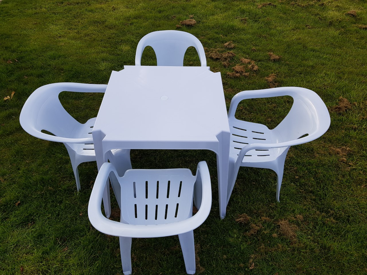 White Plastic Garden Set Square Table, 4 x Slatted Chairs BE